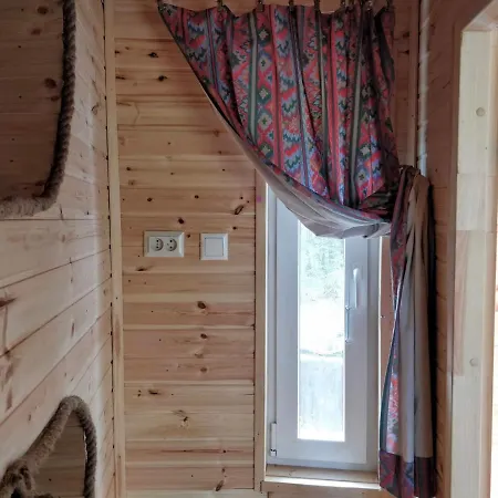 Roosa Maja Parvesaunaga Alpehytte Reigi