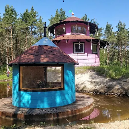 Roosa Maja Parvesaunaga Alpehytte *