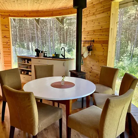 Puhkemaja Roosa Maja Parvesaunaga Reigi